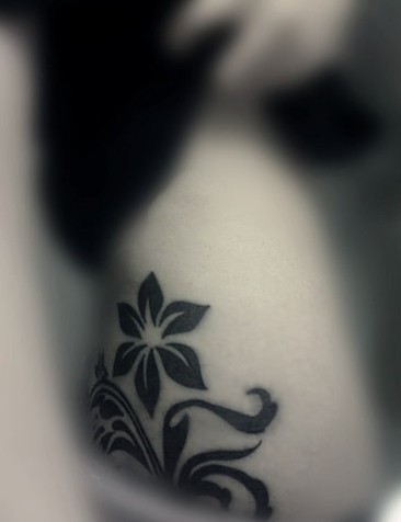 点击大图看下一张：女人腰部植物刺青