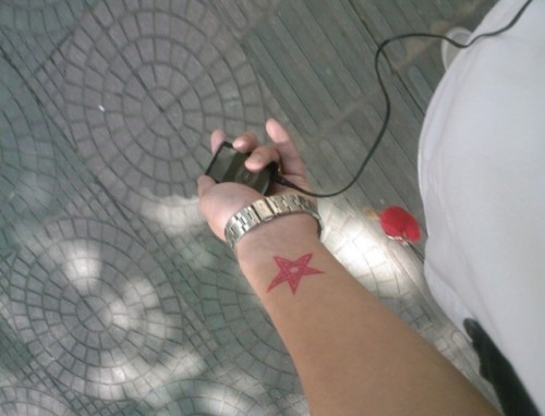 点击大图看下一张：女性手臂红色五角星刺青