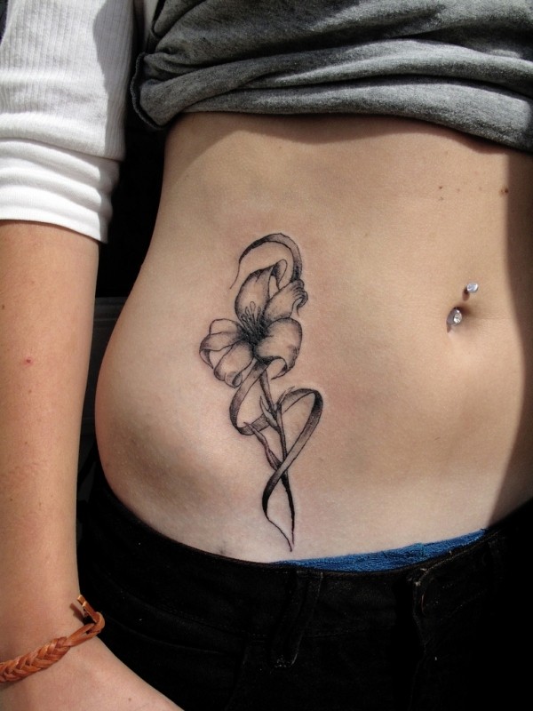 点击大图看下一张：女人腹部漂亮的花朵纹身