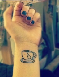 手腕个性十足的茶杯纹身