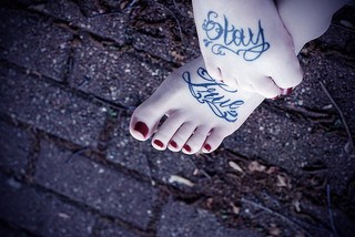 点击大图看下一张：女性脚部简约字符纹身图案