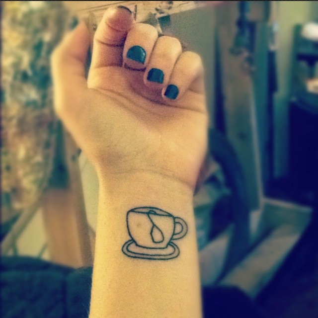 点击大图看下一张：手腕个性十足的茶杯纹身