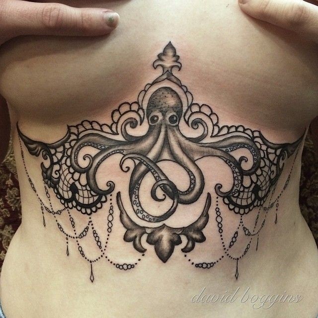 点击大图看下一张：女性胸部大气的章鱼纹身