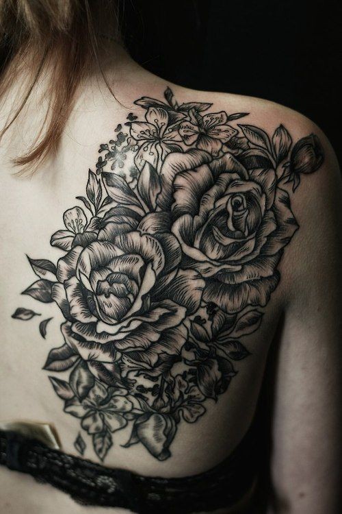 点击大图看下一张：女性肩部黑白玫瑰纹身