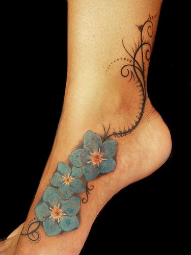 点击大图看下一张：女士脚部彩色花朵刺青图案