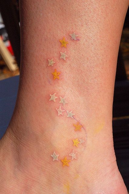 点击大图看下一张：女性脚踝部简约星星刺青