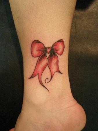 点击大图看下一张：脚踝处漂亮的蝴蝶结纹身