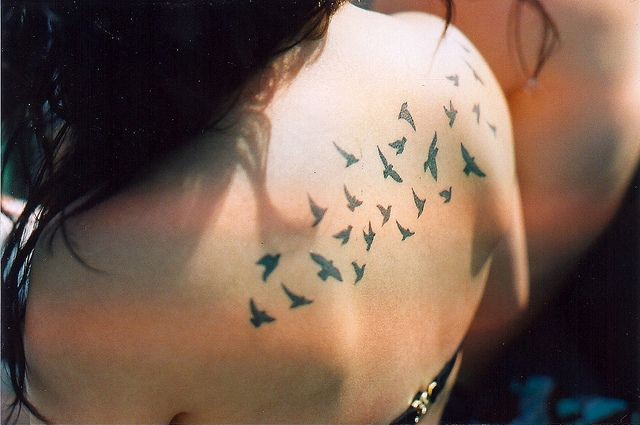 点击大图看下一张：女人后背时尚的小鸟刺青