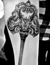 女性手臂个性魔杖纹身图案