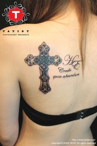 点击大图看下一张：女性后背十字架刺青