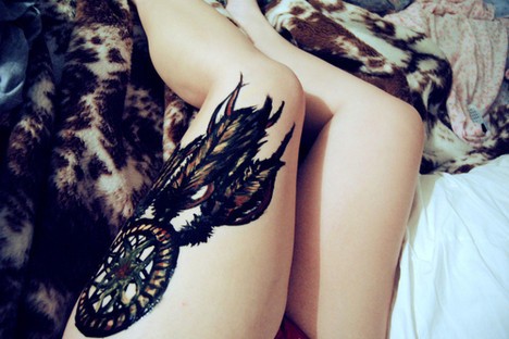 点击大图看下一张：女士腿部黑白妖艳刺青图案