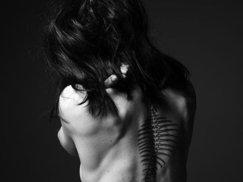 点击大图看下一张:女人后背鱼骨黑白刺青