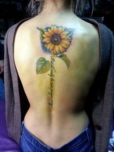 点击大图看下一张：女性背部漂亮的向日英文葵纹身
