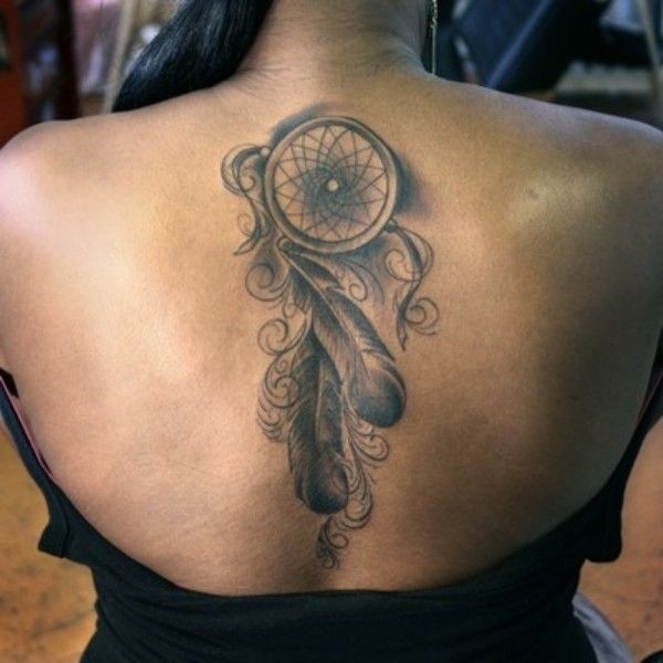 点击大图看下一张:女性后背漂亮的羽毛纹身