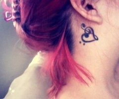 点击大图看下一张：女性脖子上漂亮的小清新纹身