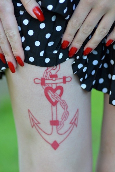 点击大图看下一张：女性腿部一款漂亮的红色船锚纹身