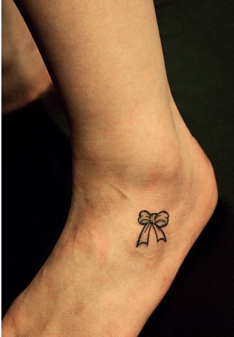 点击大图看下一张：女士脚部小巧蝴蝶刺青图案