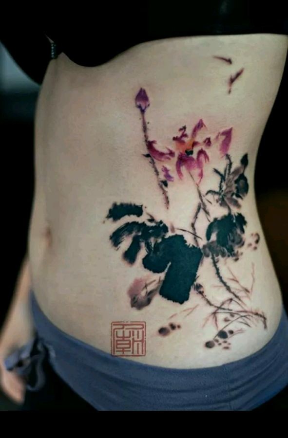 点击大图看下一张：女性腰部彩色莲花纹身