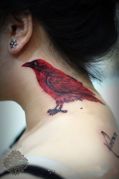 点击大图看下一张：女性颈部红色小鸟刺青