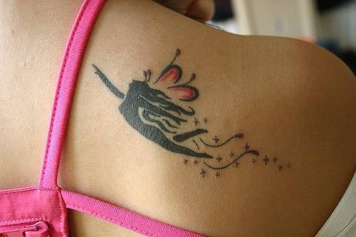 点击大图看下一张：肩部漂亮的蝴蝶仙子纹身