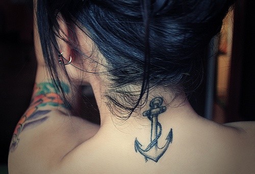 点击大图看下一张：颈部漂亮的船锚纹身