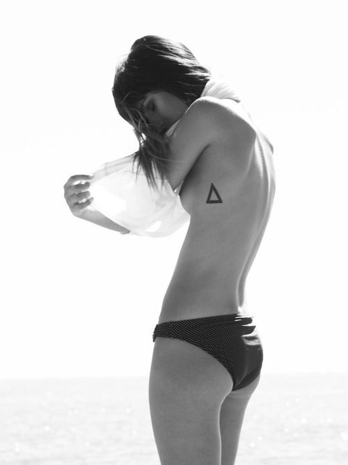 点击大图看下一张：女性肋部一款简单的三角形纹身