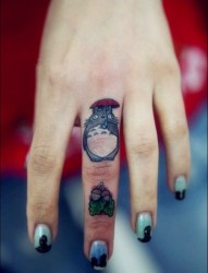 女性手指彩色卡通可爱刺青