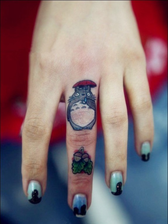 点击大图看下一张：女性手指彩色卡通可爱刺青