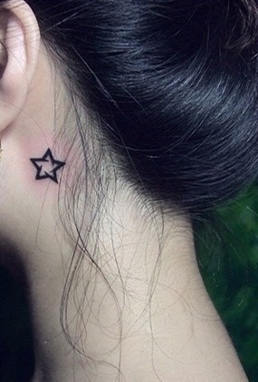 点击大图看下一张：女孩子颈部一颗小小的星星纹身