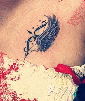 点击大图看下一张：女性胸前一款漂亮的小清新纹身