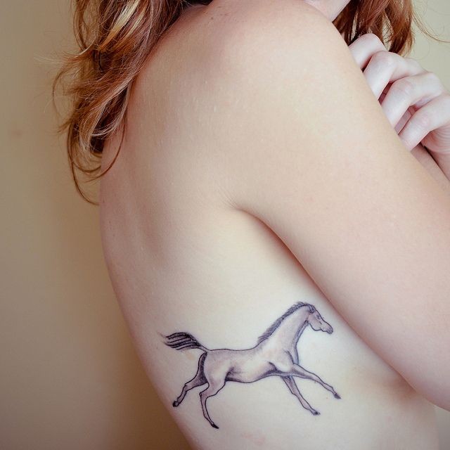 点击大图看下一张：女性腰部好看的小马纹身