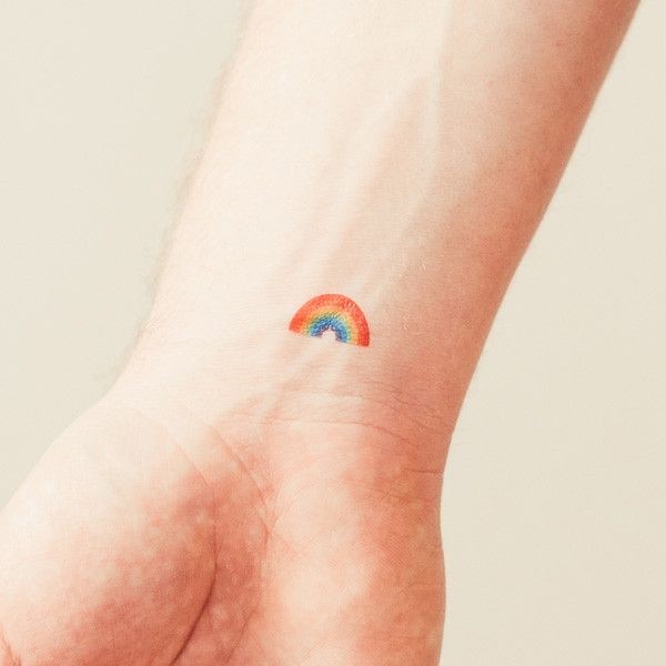 点击大图看下一张：女性手腕处小小的彩虹纹身