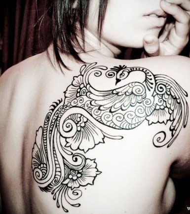 点击大图看下一张：女性肩背被漂亮的凤凰纹身