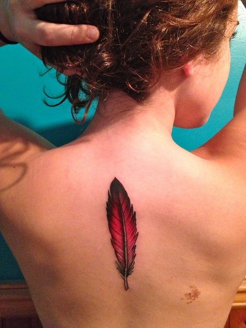 点击大图看下一张：女性背部红色羽毛纹身