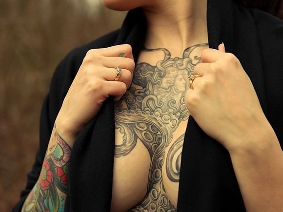 点击大图看下一张：欧美女性胸部黑白创意图腾欧美刺青