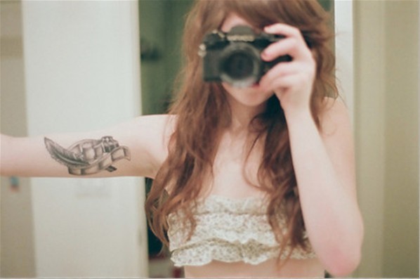 点击大图看下一张：欧美女性手臂独特黑白羽毛创意刺青