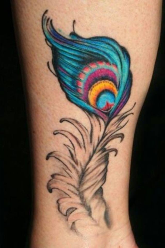 点击大图看下一张：手臂上漂亮的孔雀羽毛纹身
