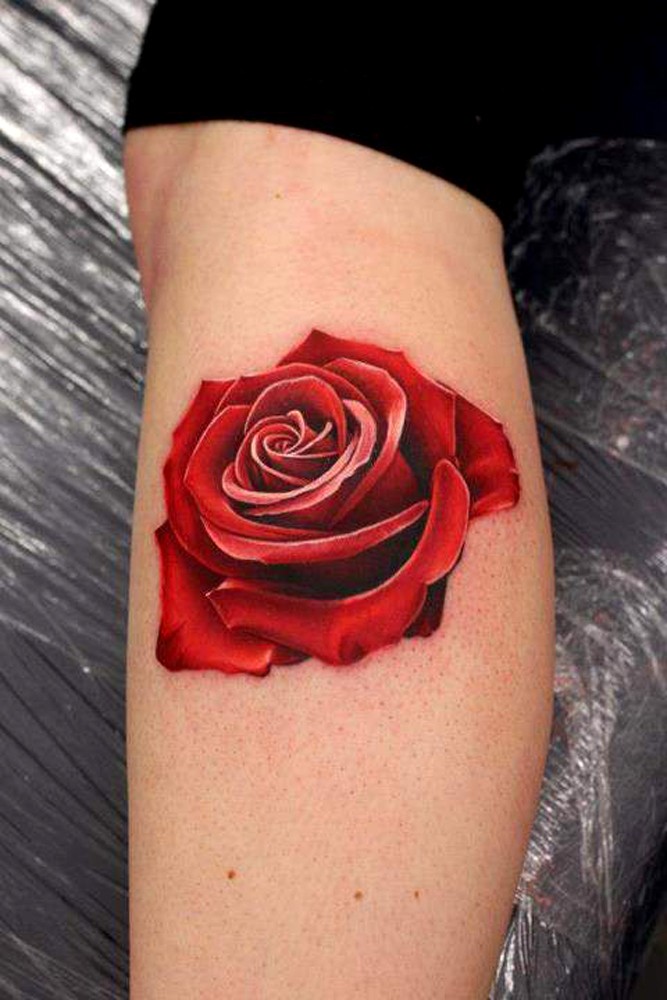 点击大图看下一张：女性脚部红色的玫瑰纹身