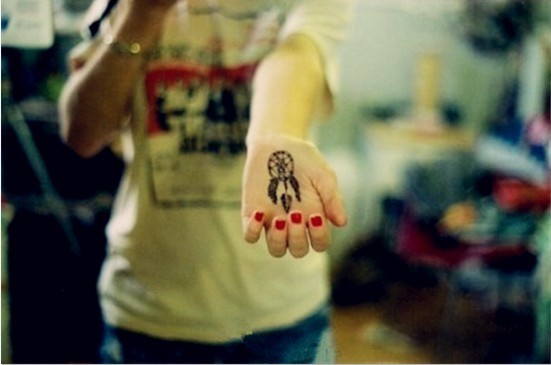 点击大图看下一张：女性手心孔雀羽欧美刺青