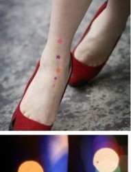 女性脚部时尚靓丽星星彩色夜光创意刺青