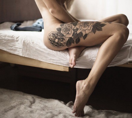 点击大图看下一张：性感女性腿部黑白玫瑰独特刺青