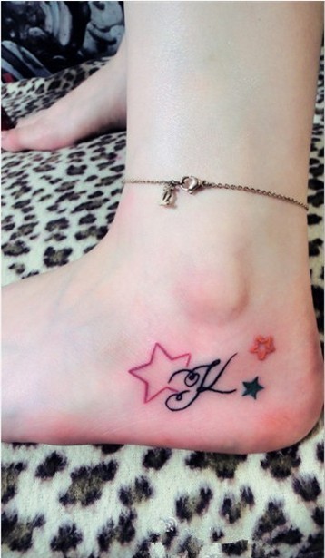 点击大图看下一张：女性脚部彩色星星可爱女性专属刺青