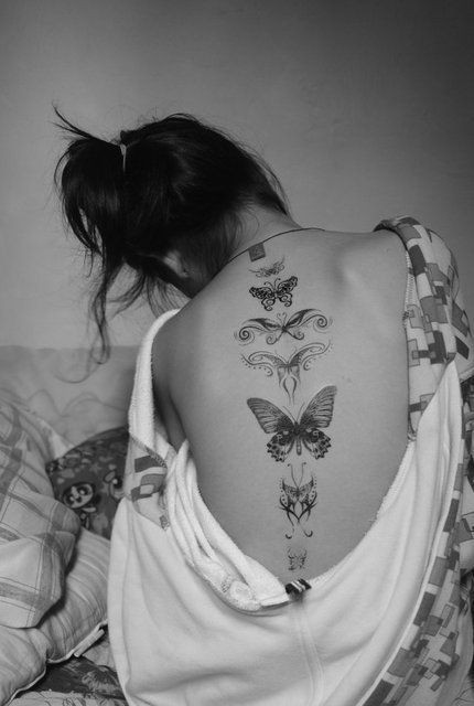 点击大图看下一张：欧美女性背部唯美的蝴蝶纹身