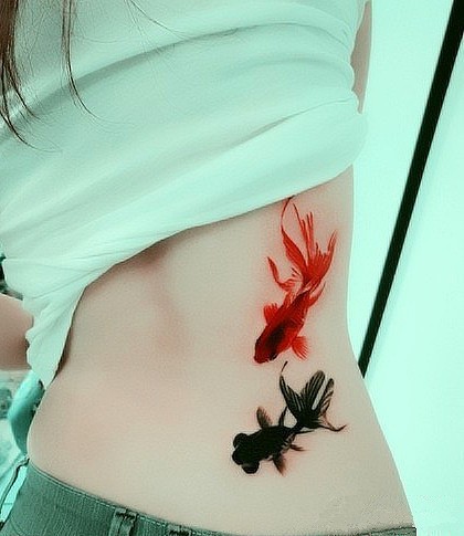 点击大图看下一张：女人腰部黑红金鱼纹身图