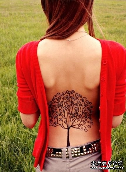 点击大图看下一张：红衣美女后背腰上的大树纹身作品