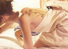 点击大图看下一张：性感美女背部迷人花藤纹身图