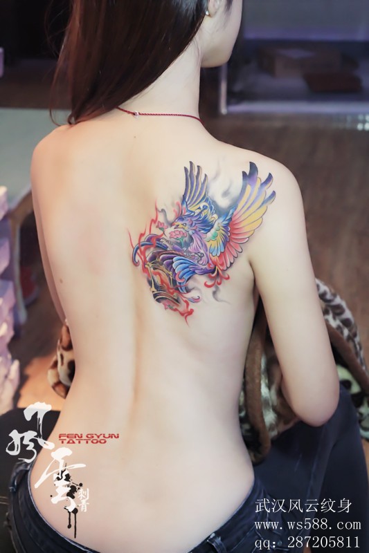 点击大图看下一张：美女右后肩的凤凰刺青图2