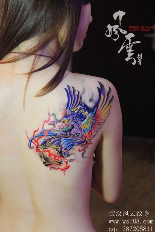 点击大图看下一张:美女右后肩的凤凰刺青图4