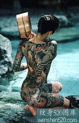 点击大图看下一张：正在沐浴的日本全胛纹身美女