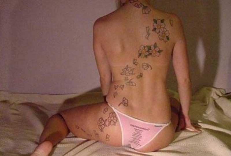 点击大图看下一张：裸体性感美女背部仙女散花纹身图案